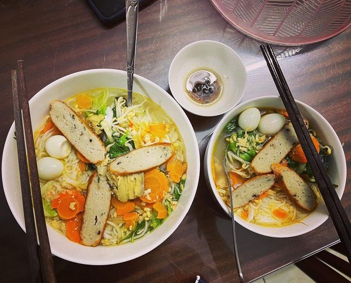 Để tô bún đậm đà hơn, bạn có thể vắt thêm một lát chanh tươi, thêm chút mắm ruốc hoặc mắm tôm.
