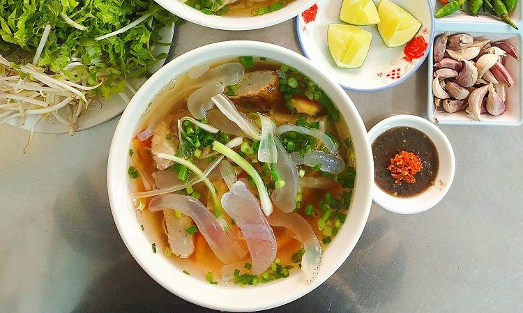 Bún sứa Nha Trang nằm trên đường Bà Triệu đã quá nổi tiếng, được nhiều báo chí ca ngợi.