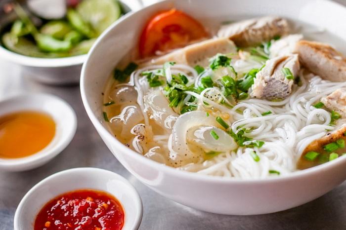 Tô bún sứa trên đường Bà Triệu