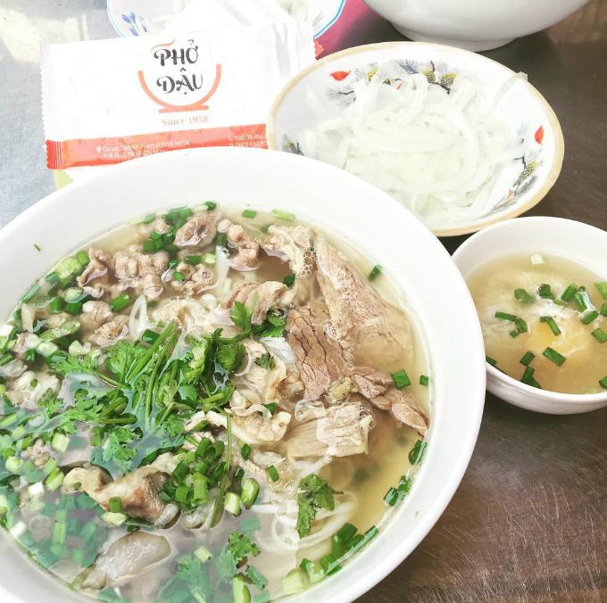 Nước phở Dậu rất trong và rất ngọt