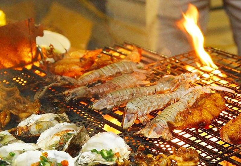 Các món hải sản nướng trên phố hải sản Tháp Bà