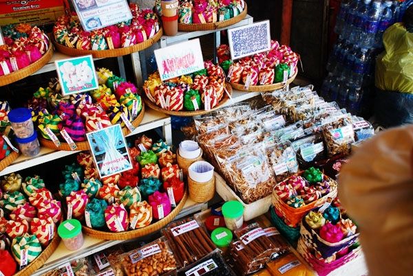 1 vài mặt hàng lưu niệm đẹp mắt ở chợ