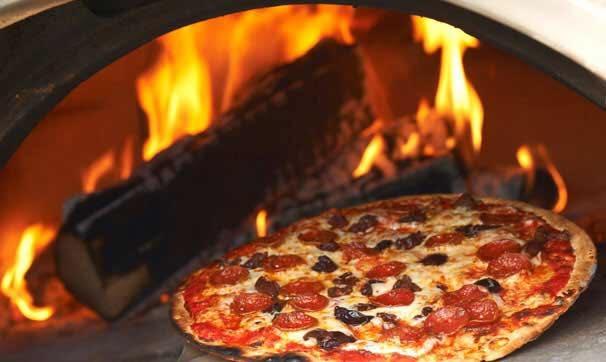 Pizza của quán được nướng củi theo truyền thống