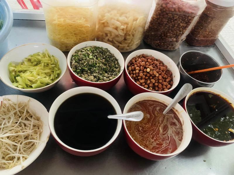 Quầy nguyên liệu món cơm hến tại quán Ăn Mụ Hiền