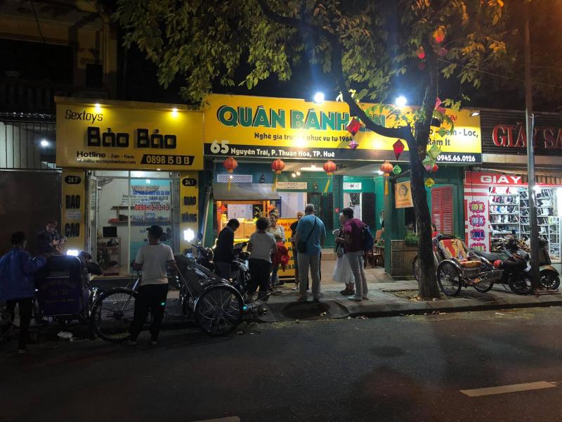 Quán bánh Chi được đầu tư không gian quán rộng và thoáng mát