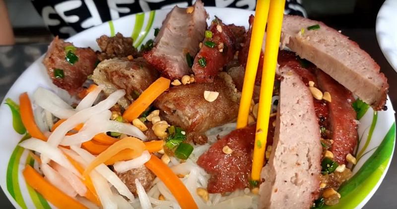 Quán Bún Thịt Nướng Cây Mận