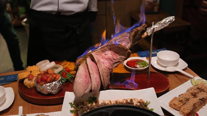 Đùi cừu nướng với ngọn lửa ở quán