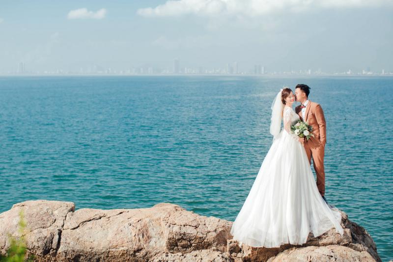 Với đội ngũ ekip hùng hậu, Hoa Mai Wedding sẵn sàng đưa nhân viên phục trang và make up chuyên nghiệp đến tận phim trường cùng với cô dâu, đảm bảo cho bạn lên hình luôn được lung linh nhất.