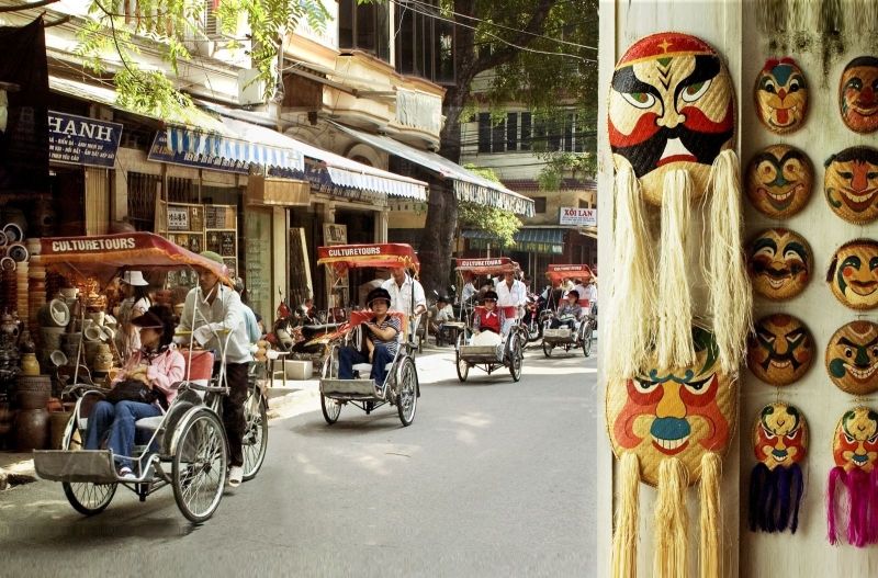Ngồi trên những chiếc xích lô, đi chậm chậm dạo quanh 36 phố phường, cảm nhận sự an yên và không khí Hà Nội cũng là hoạt động được rất nhiều du khách lựa chọn.