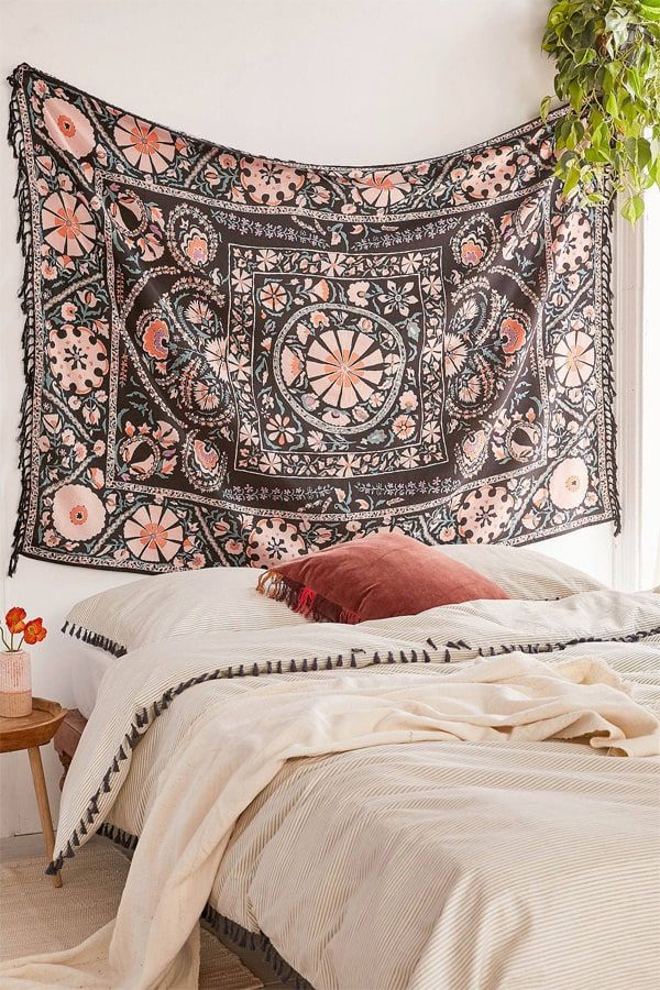 Sử dụng thảm treo tường, macrame, dreamcatcher DIY