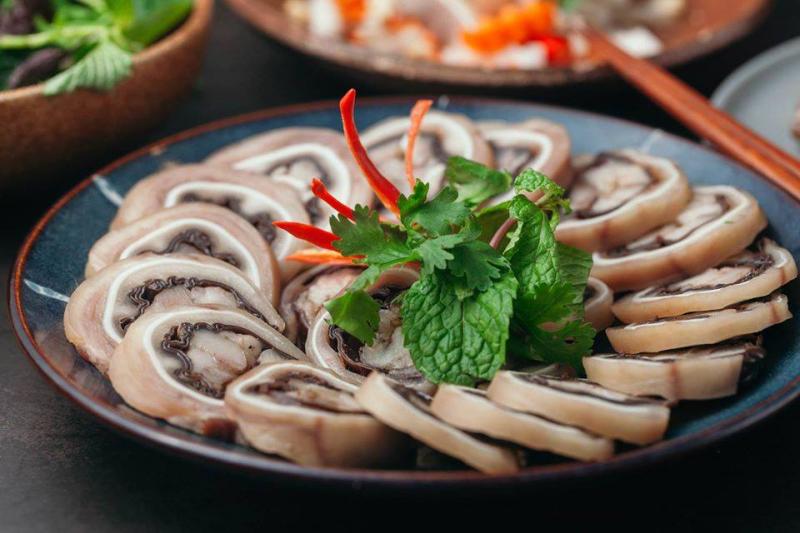 Tai heo cuộn mộc nhĩ