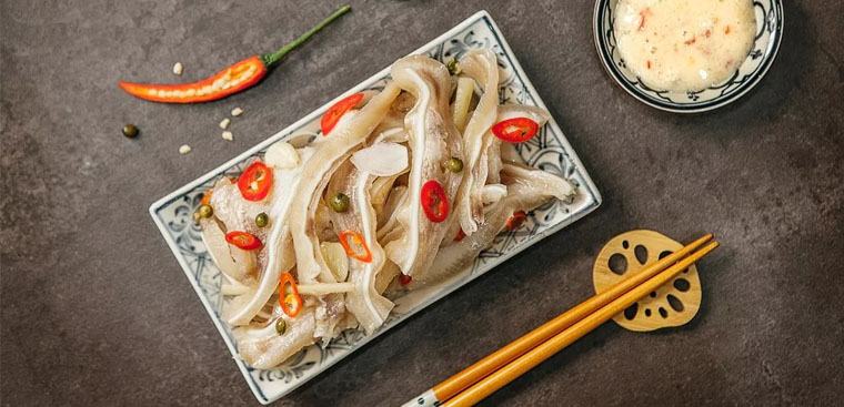 Tai heo ngâm mắm