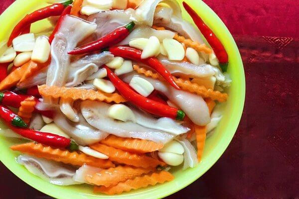 Tai heo ngâm mắm chua ngọt