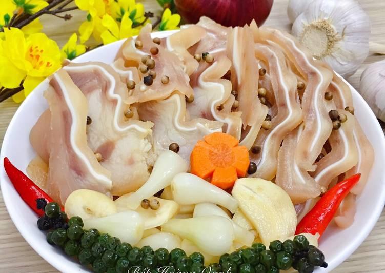 Tai heo ngâm mắm chua ngọt