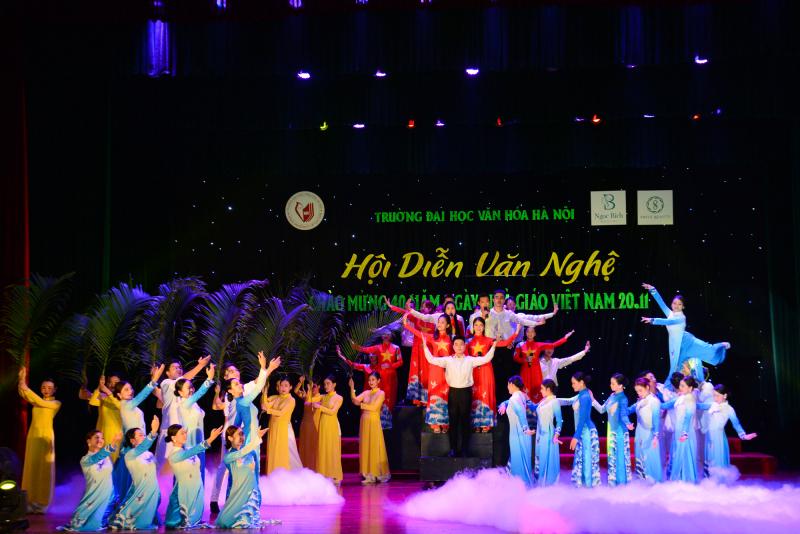 Tham gia văn nghệ sôi nổi, nhiệt tình