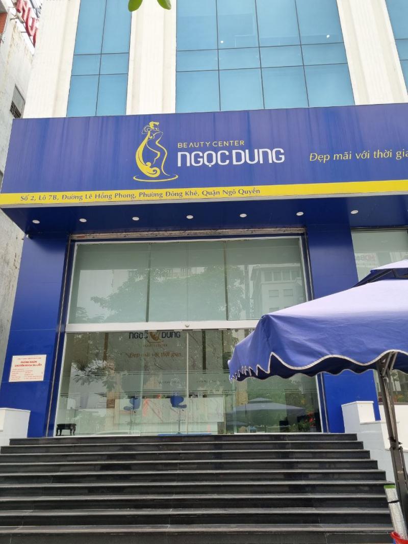 Chuyên gia của TMV Ngọc Dung tư vấn cho khách hàng về quy trình triệt lông