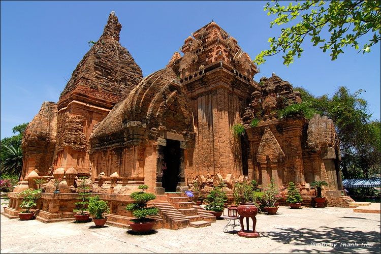 Tháp Bà Ponagar và dịch vụ tắm bùn Tháp Bà