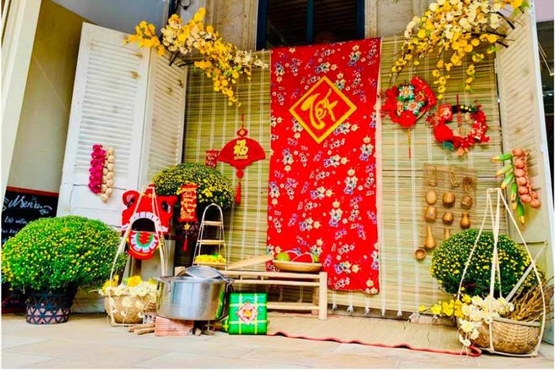 Trang trí tết cho cửa hàng với chậu hoa mai, hoa đào