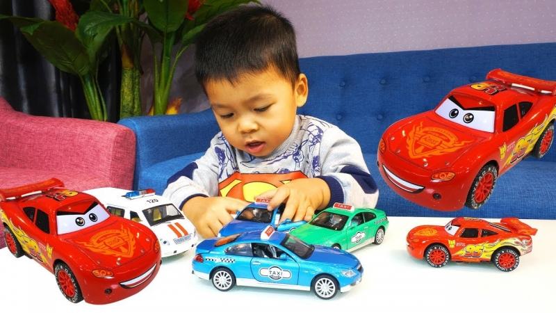 Bé tìm thấy hứng thú từ mọi vật xung quanh.