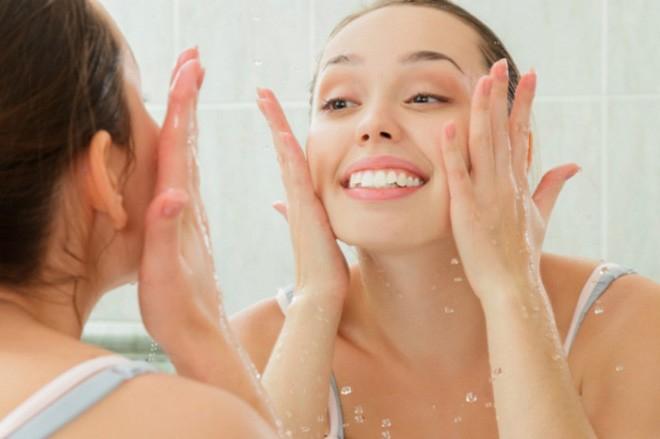 Trang điểm đậm và dày phấn