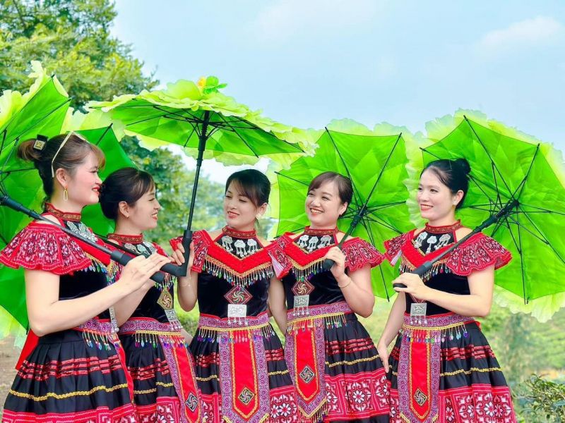 Trang phục biểu diễn Lan Tran