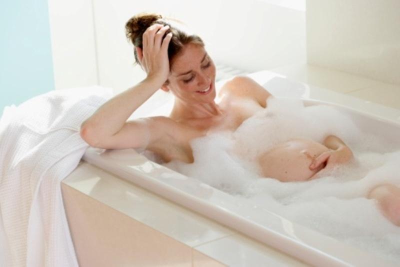 Mẹ bầu không nên tắm hơi và nước quá nóng