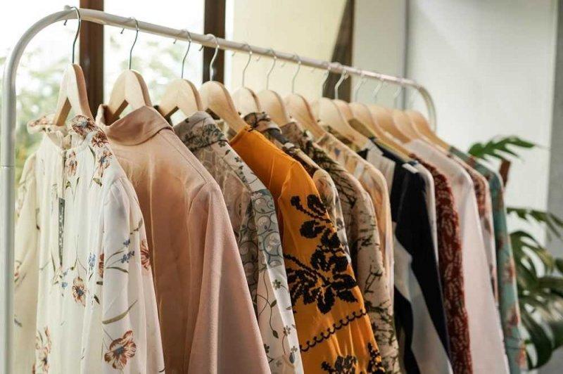 Treo quần áo lên ngay sau khi ủi