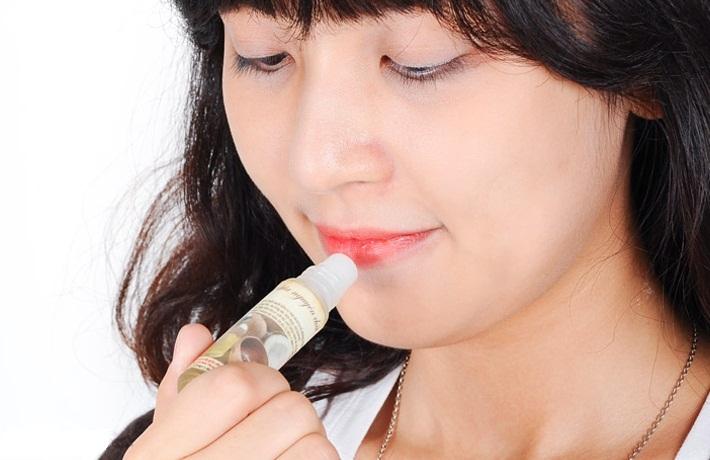Trị môi khô nứt nẻ