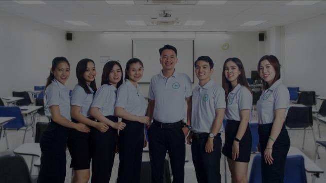 Giáo viên và học sinh thường xuyên ra ngoài để trau dồi kĩ năng nghe nói