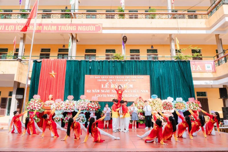 Trường THCS Trần Bích San