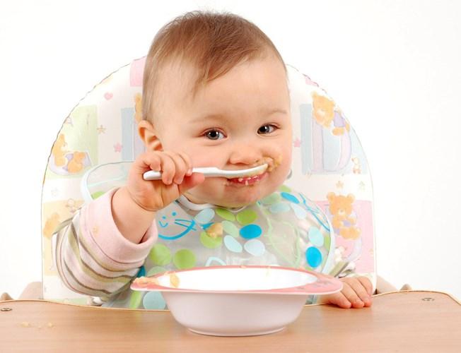 Ăn dặm không thay thế sữa mẹ hoàn toàn