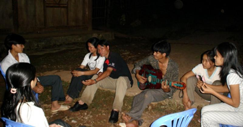 Đêm chọc gầm sàn, đến ngủ thăm nhà người con gái