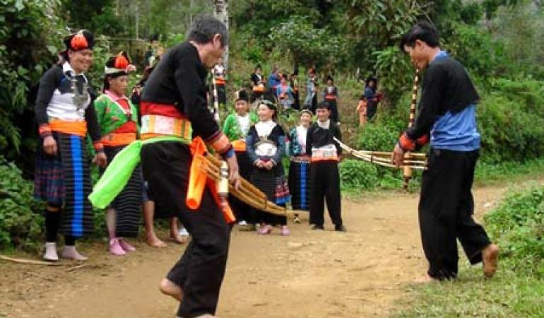 Thổi khèn ở chợ tình Sapa