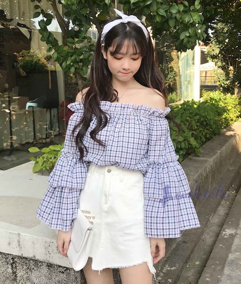 Váy chữ A ngắn mix cùng áo trễ vai