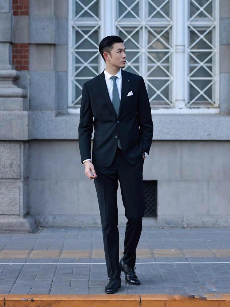 Nếu bạn là người có gu thẩm mĩ tốt, hãy thử chọn một chiếc đầm dịu dàng hay một bộ vest (comple) lịch lãm làm món quà gửi đến người bạn đời của mình nhân ngày lễ tình nhân 14/12.