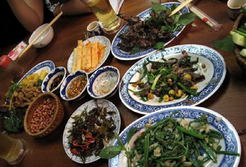 Hãy nên vừa uống, vừa ăn.